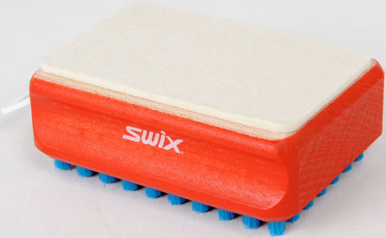 SWIX Щетка SWIX T166B комбинированная голубой нейлон / белый фетр Артикул: T0166B
